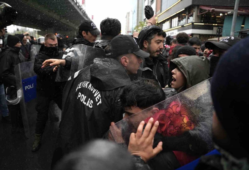 Mecidiyeköy’de Tüm Uyarılara Rağmen Dağılmayan Gruba Toma’yla Müdahale