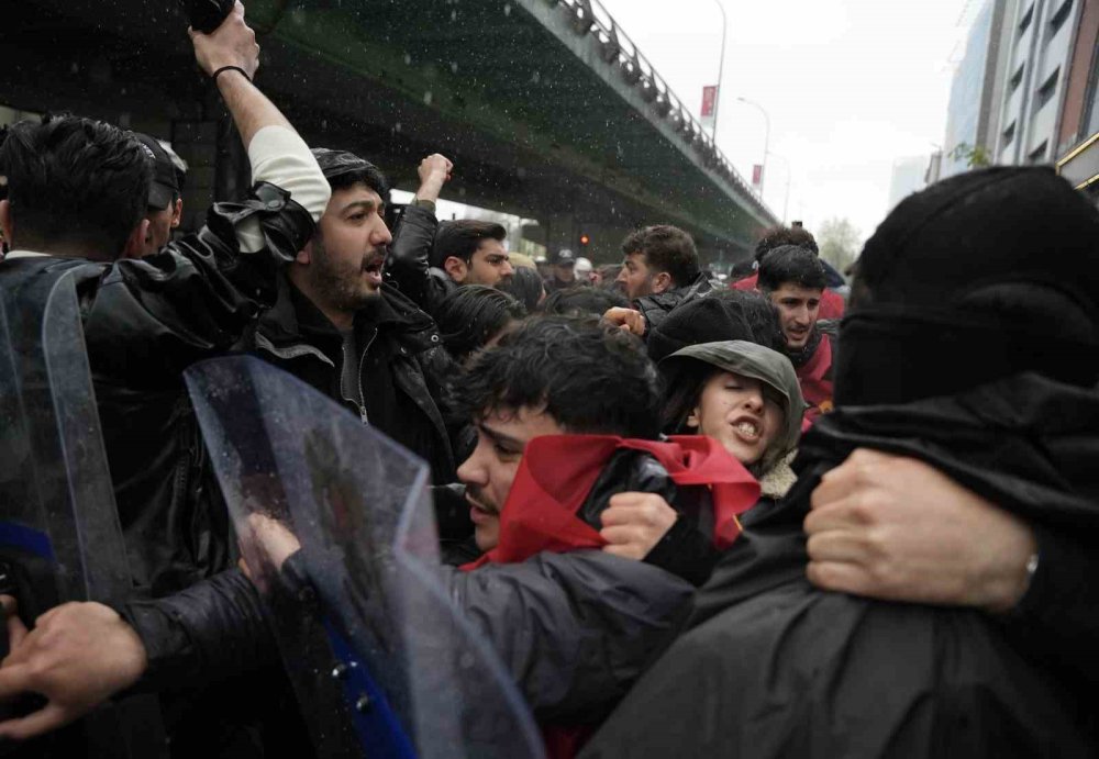 Mecidiyeköy’de Tüm Uyarılara Rağmen Dağılmayan Gruba Toma’yla Müdahale