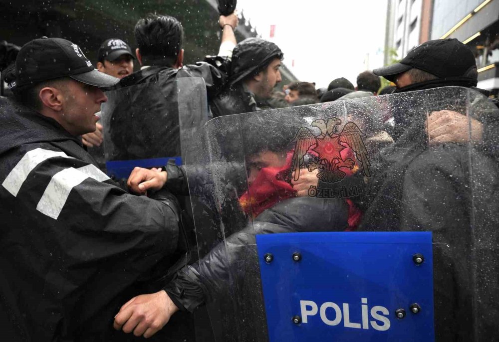 Mecidiyeköy’de Tüm Uyarılara Rağmen Dağılmayan Gruba Toma’yla Müdahale