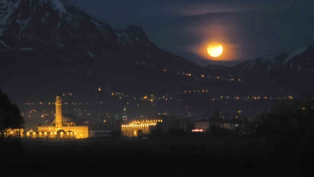 Van’da Tarih ve Dolunay Manzarası Mest Etti