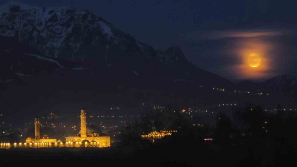 Van’da Tarih ve Dolunay Manzarası Mest Etti