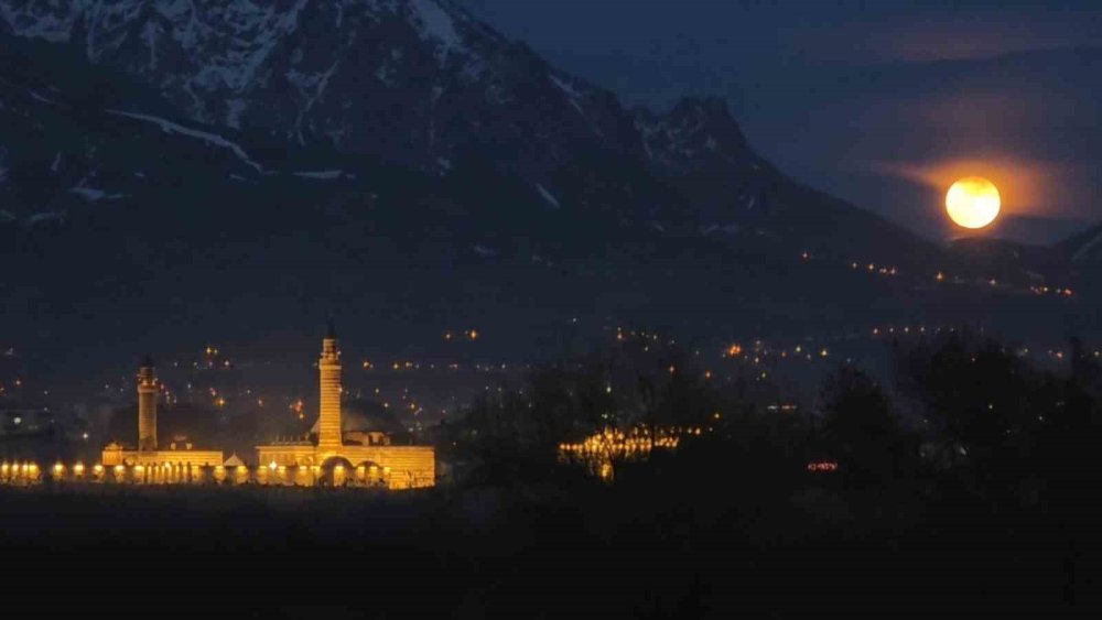 Van’da Tarih ve Dolunay Manzarası Mest Etti