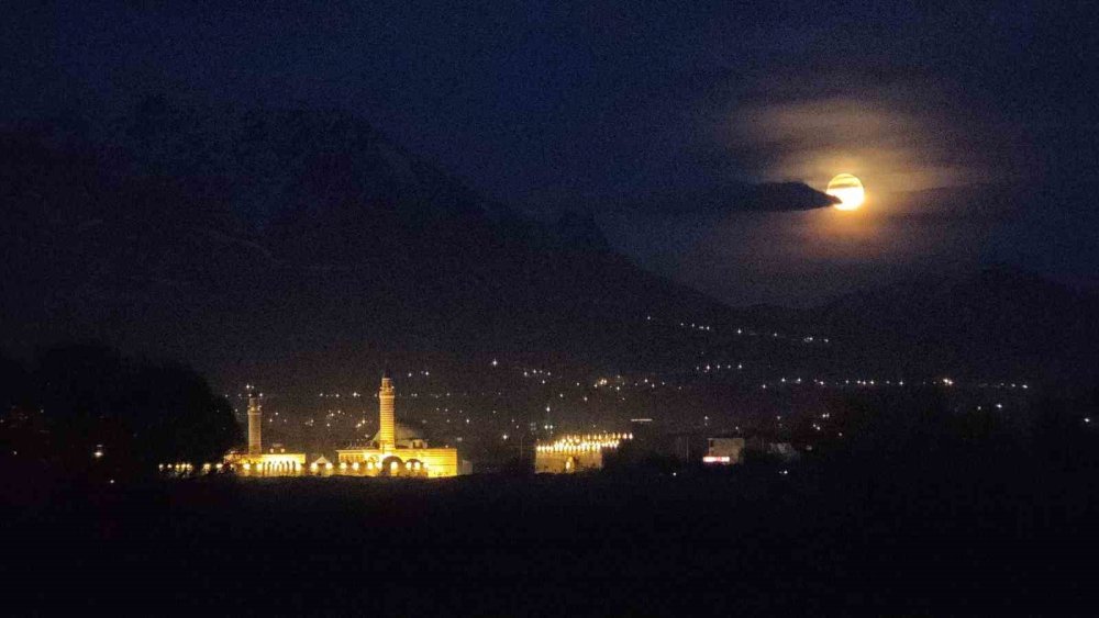 Van’da Tarih ve Dolunay Manzarası Mest Etti