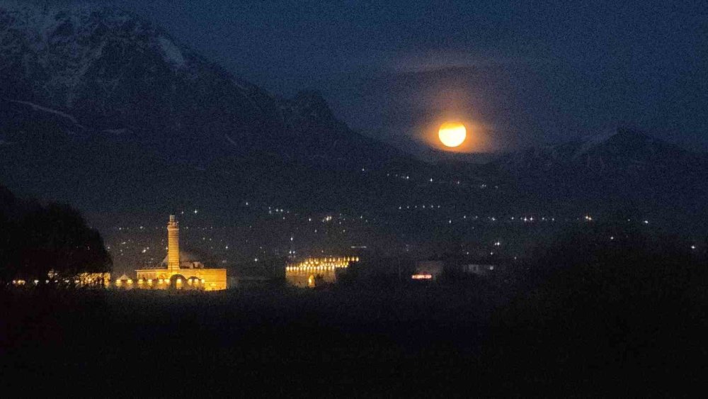 Van’da Tarih ve Dolunay Manzarası Mest Etti