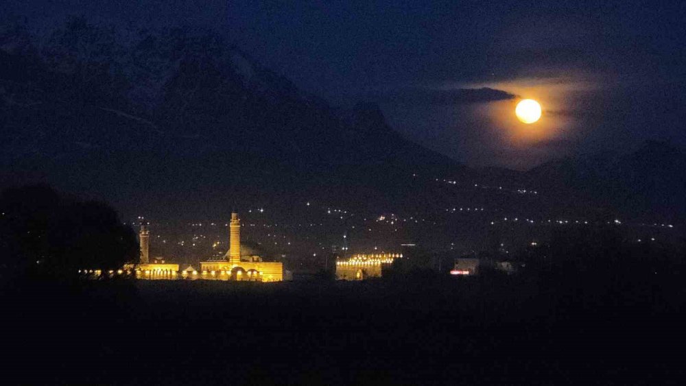 Van’da Tarih ve Dolunay Manzarası Mest Etti