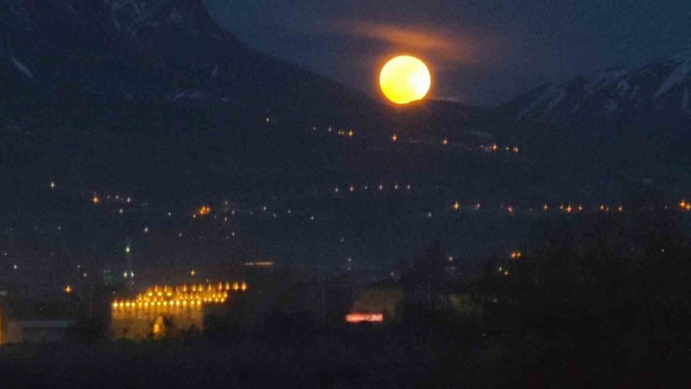 Van’da Tarih ve Dolunay Manzarası Mest Etti