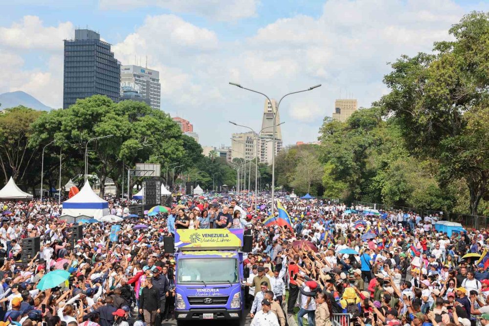 Venezuela’da Yaptırım Tepkisi Büyüyor… 12 Günlük Yürüyüş Karakas’ta Sona Erdi!