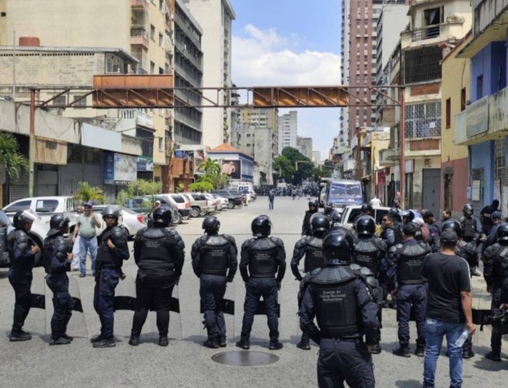 Venezuela’da Yaptırım Tepkisi Büyüyor… 12 Günlük Yürüyüş Karakas’ta Sona Erdi!