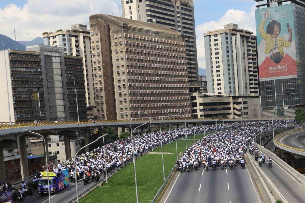 Venezuela’da Yaptırım Tepkisi Büyüyor… 12 Günlük Yürüyüş Karakas’ta Sona Erdi!