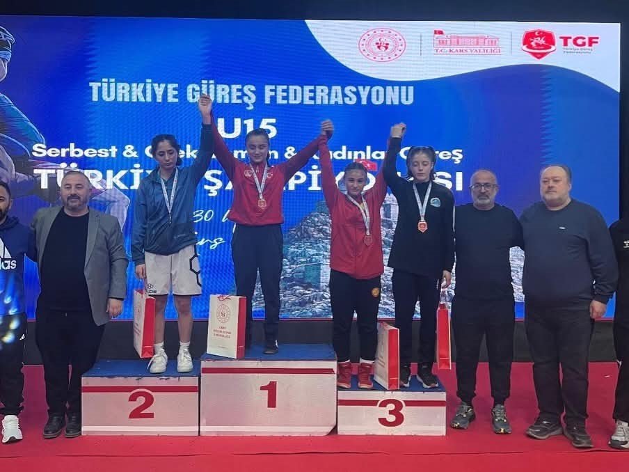 Afyonkarahisar’lı Sporcular Kars’tan Madalyalarla Döndü