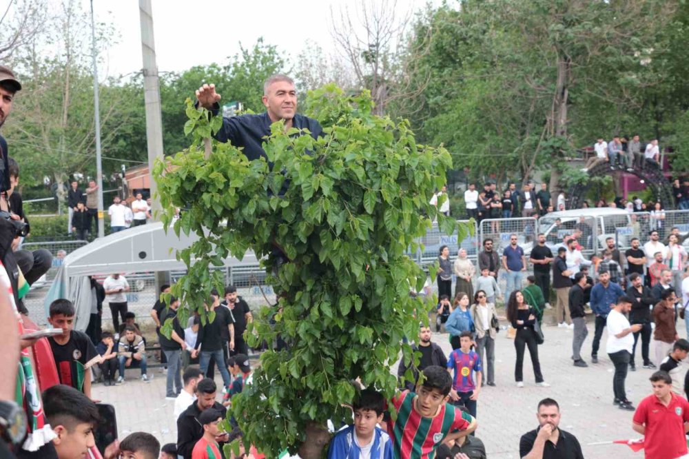 Amedspor’un Süper Lig’e Yükselmesi Cizre’de Kutlandı