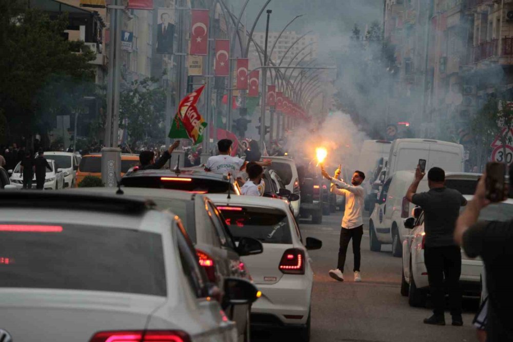 Amedspor’un Süper Lig’e Yükselmesi Cizre’de Kutlandı