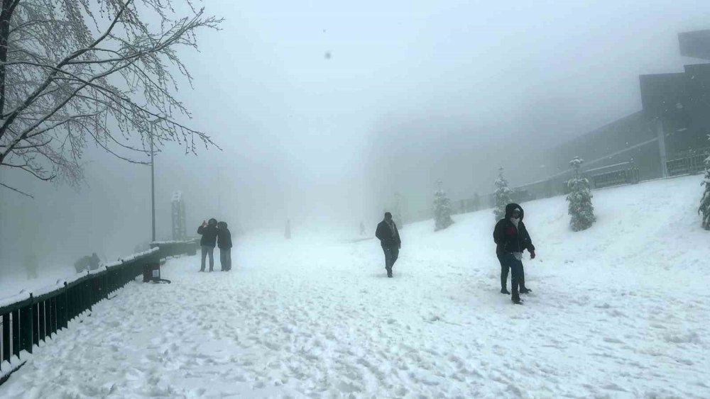 Kocaeli'de Bahar Ayında Kar Kalınlığı 12 Santimetreye Ulaştı