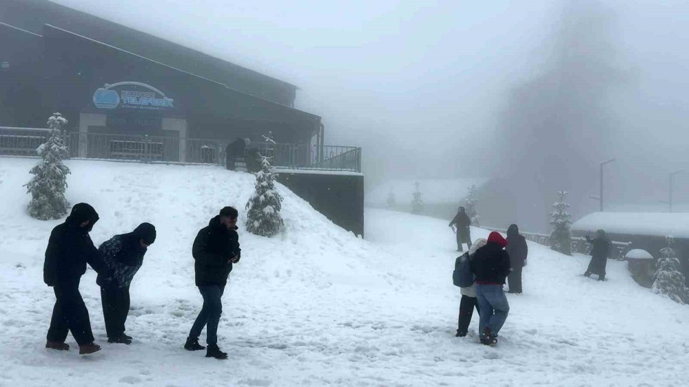 Kocaeli'de Bahar Ayında Kar Kalınlığı 12 Santimetreye Ulaştı
