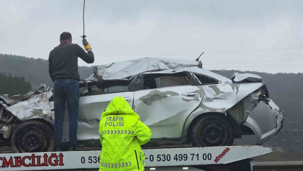 Kütahya’da Otomobil Uçuruma Yuvarlandı: 1 Ölü, 1 Ağır Yaralı