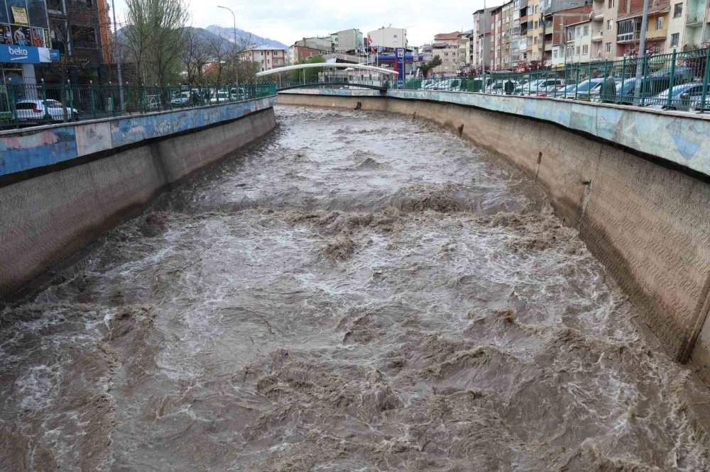 Oltu Çayı Debisi Yükseliyor, Taşkın Riskine Karşı Uyarı