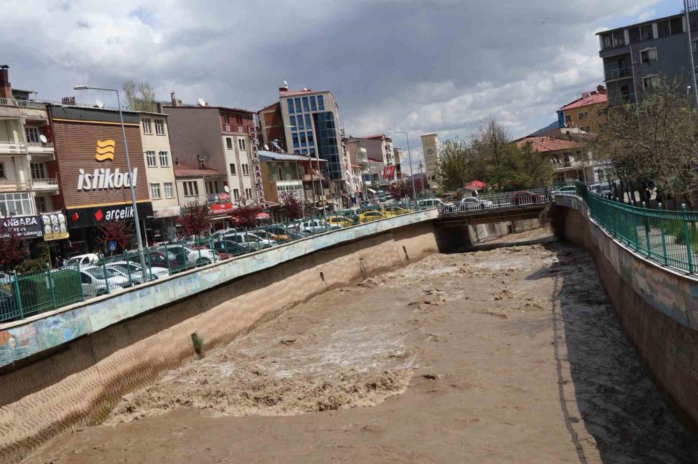 Oltu Çayı Debisi Yükseliyor, Taşkın Riskine Karşı Uyarı