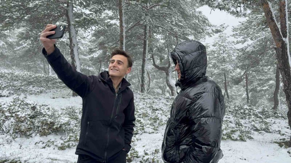 Tokat’ta Bahar Ortasında Yağan Kar Mest Etti