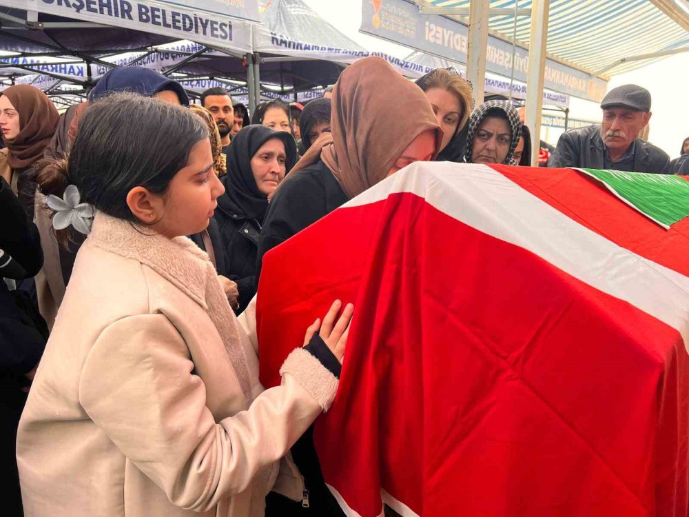 11 Yaşındaki Almina’nın Son Yolculuğunda Annenin Ağıtları Yürek Yaktı