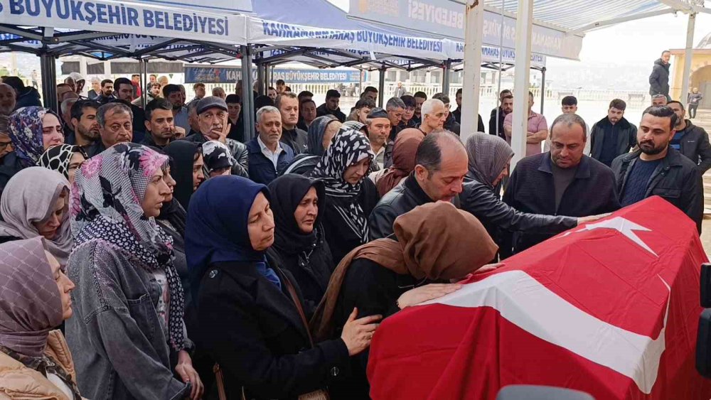 11 Yaşındaki Almina’nın Son Yolculuğunda Annenin Ağıtları Yürek Yaktı