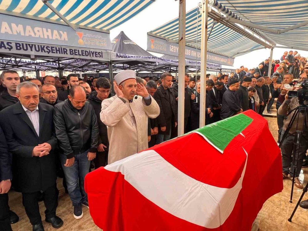 11 Yaşındaki Almina’nın Son Yolculuğunda Annenin Ağıtları Yürek Yaktı
