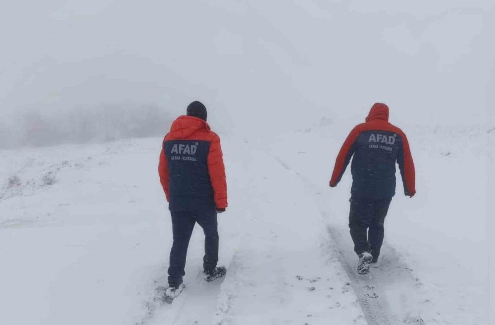 Kar Sebebiyle Mahsur Kalan Vatandaşlar Ekipleri  Seferber Etti