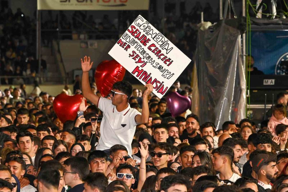 Kumluca’da Festival Coşkusu Poizi Konseriyle Devam Etti