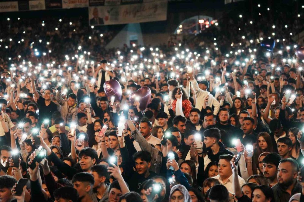 Kumluca’da Festival Coşkusu Poizi Konseriyle Devam Etti