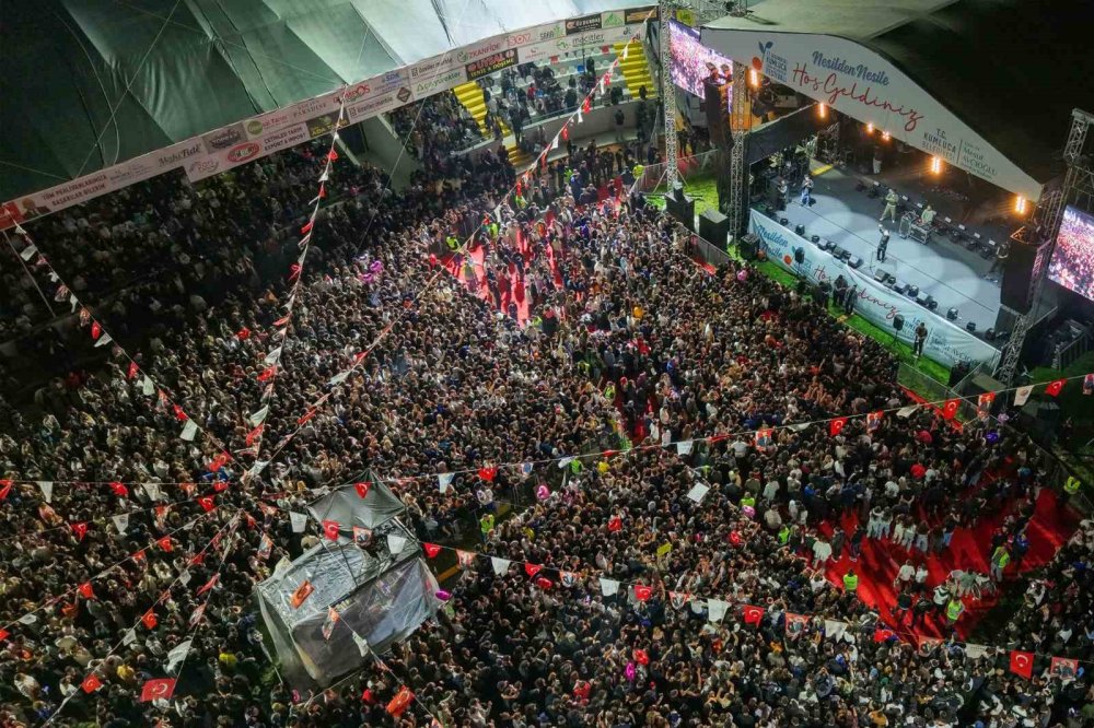 Kumluca’da Festival Coşkusu Poizi Konseriyle Devam Etti