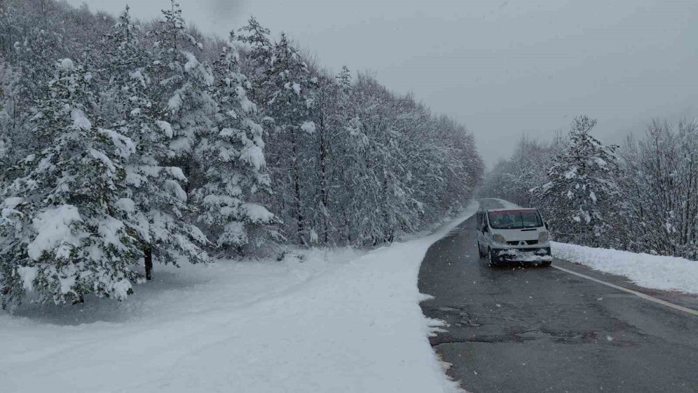 Bolu’da Kış Sürprizi.. Abant Gölü’nde Kar Kalınlığı 20 Santimetreyi Aştı!