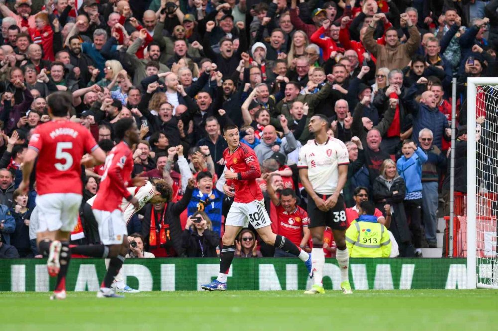 Dev Maçta Manchester United, Evinde Liverpool’u Yendi
