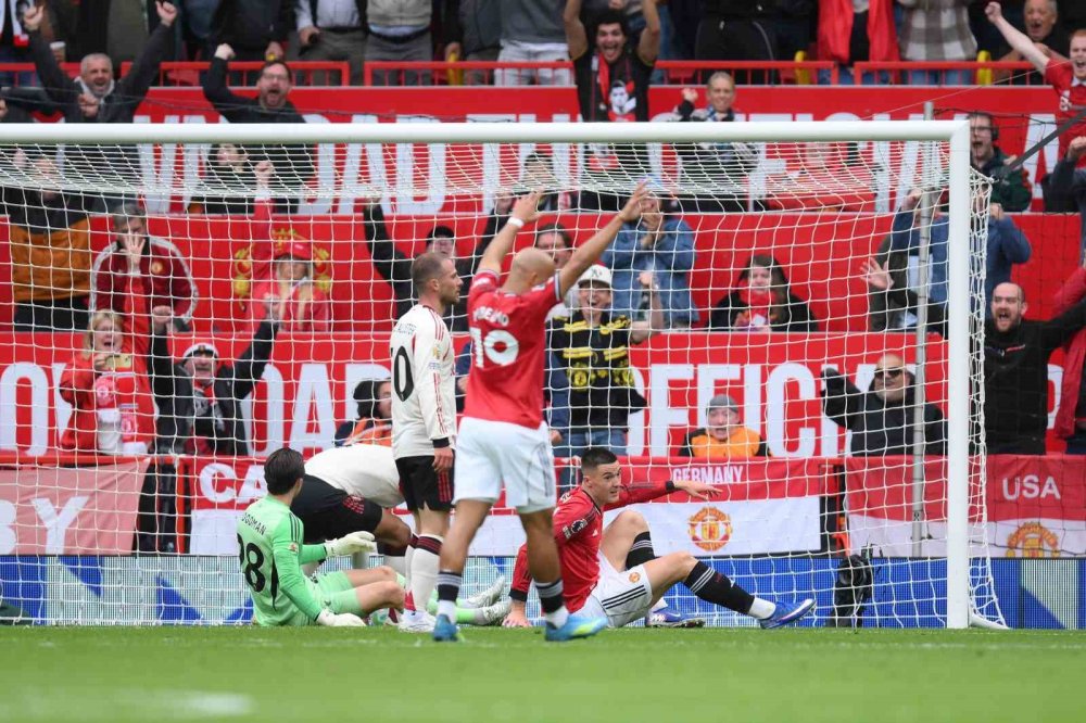 Dev Maçta Manchester United, Evinde Liverpool’u Yendi