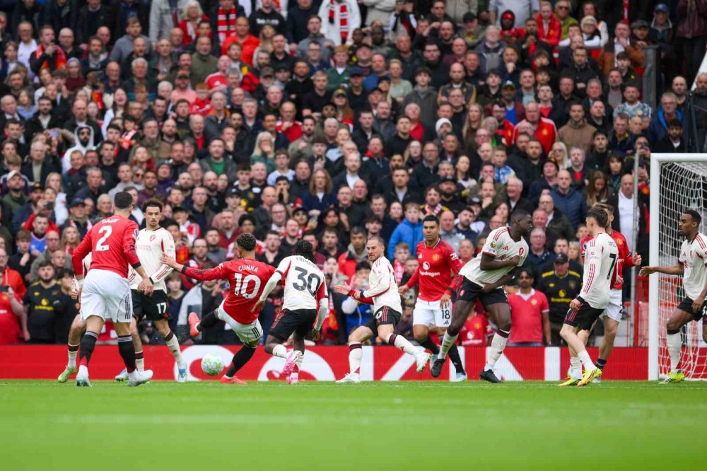 Dev Maçta Manchester United, Evinde Liverpool’u Yendi
