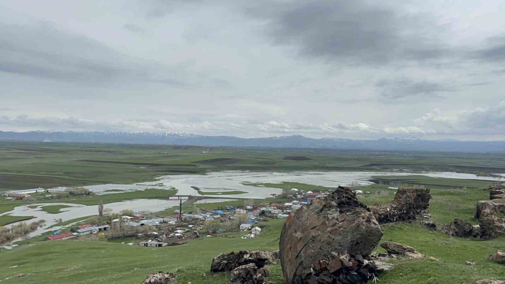 Kars’ta Karahan Çayı 30 Yılın Rekorunu Kırdı: Kalkankale’de Ekili Araziler Sular Altında