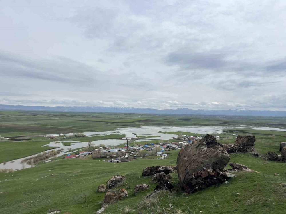 Kars’ta Karahan Çayı 30 Yılın Rekorunu Kırdı: Kalkankale’de Ekili Araziler Sular Altında