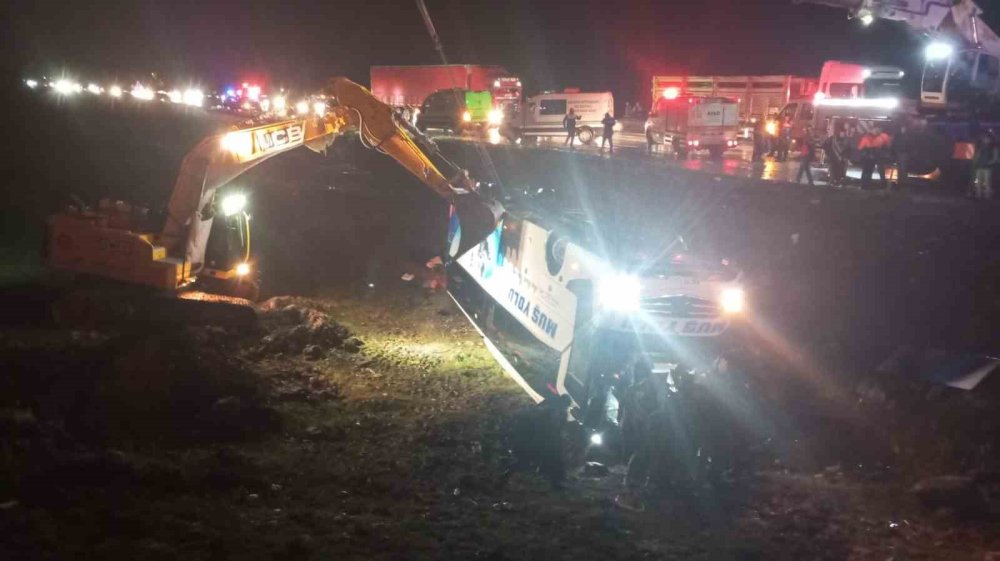 Malatya’da Yolcu Otobüsü Devrildi: 3 Ölü, Çok Sayıda Yaralı
