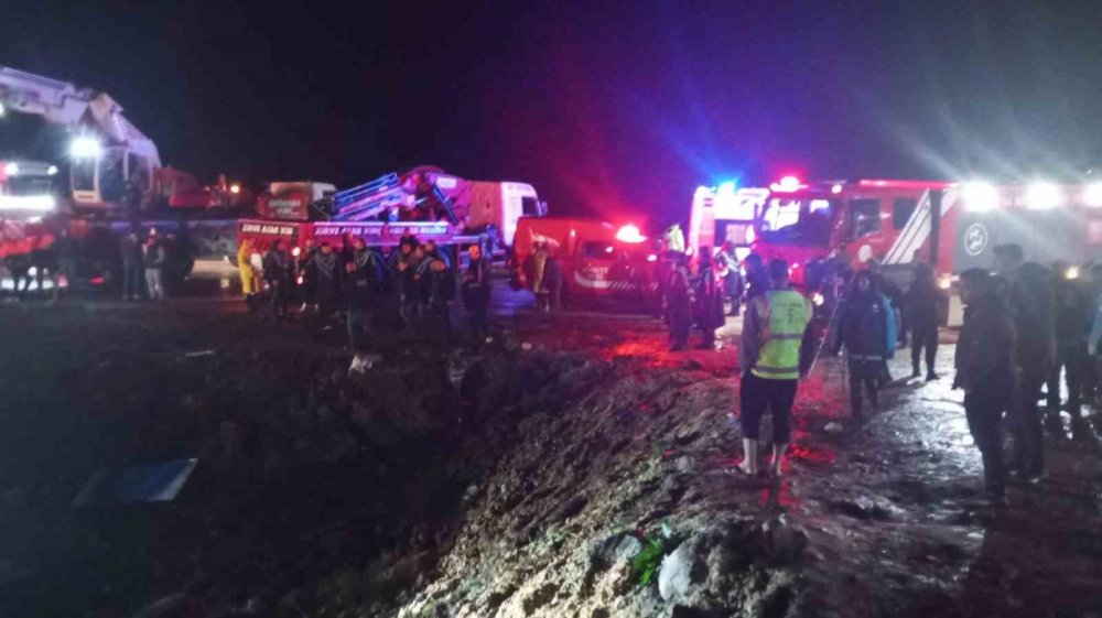 Malatya’da Yolcu Otobüsü Devrildi: 3 Ölü, Çok Sayıda Yaralı