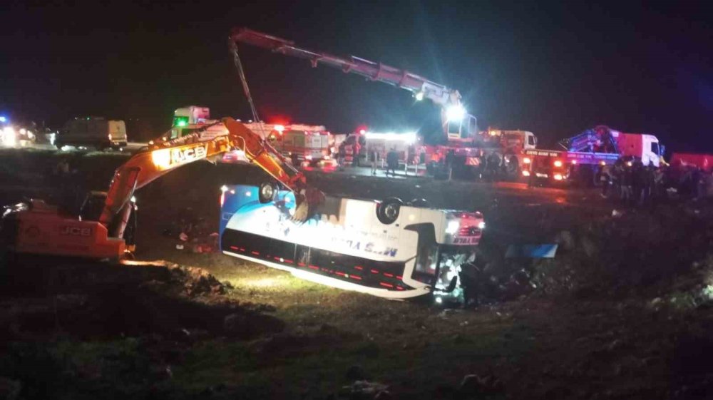 Malatya’da Yolcu Otobüsü Devrildi: 3 Ölü, Çok Sayıda Yaralı