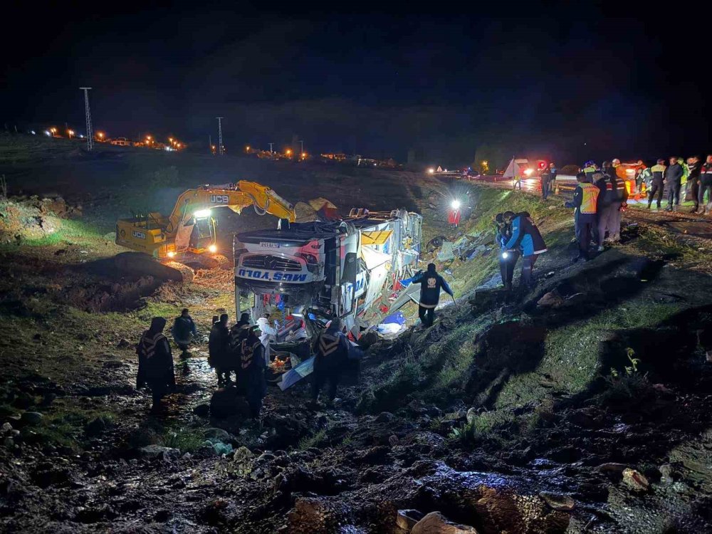 Malatya’da Yolcu Otobüsü Devrildi: 3 Ölü, Çok Sayıda Yaralı