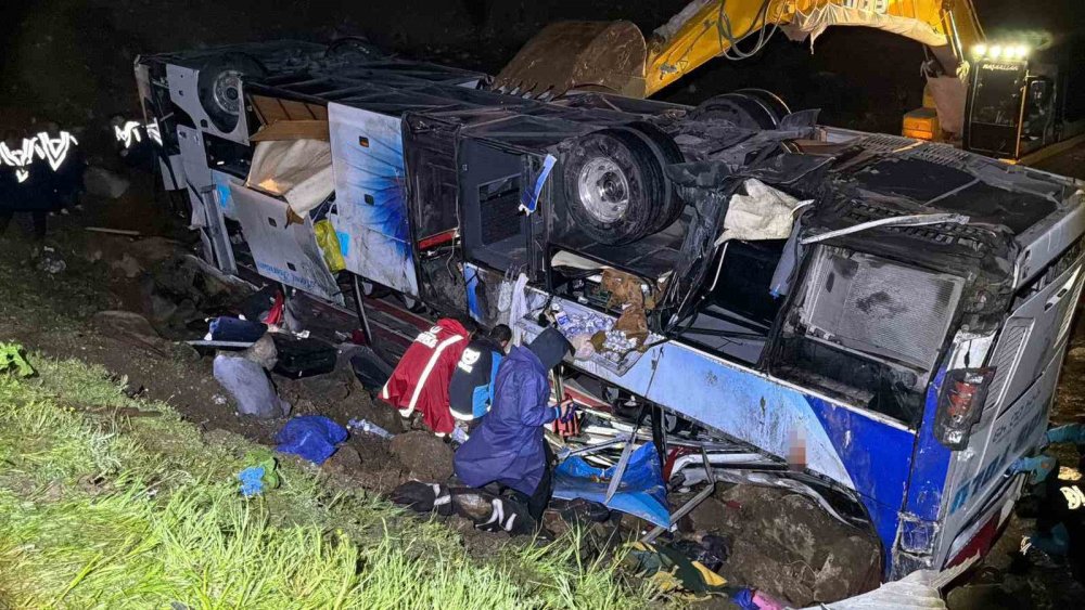 Malatya’da Yolcu Otobüsü Devrildi: 3 Ölü, Çok Sayıda Yaralı