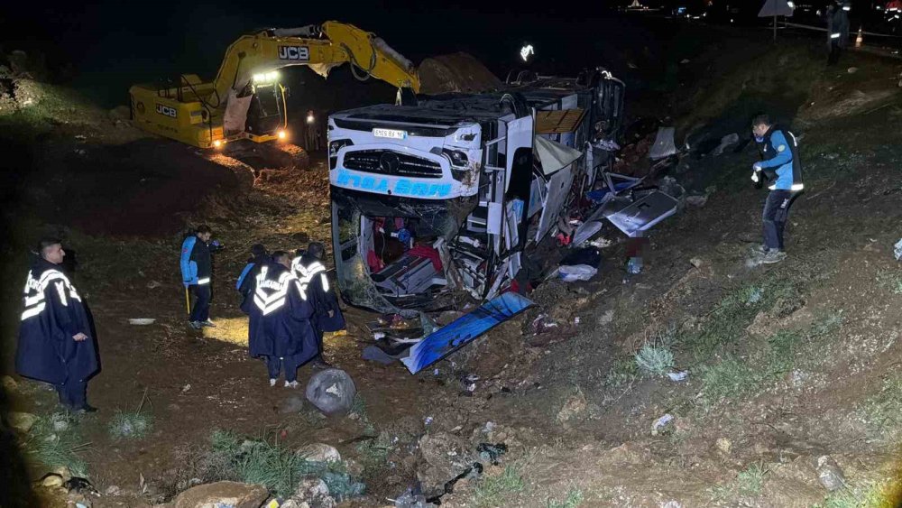 Malatya’da Yolcu Otobüsü Devrildi: 3 Ölü, Çok Sayıda Yaralı