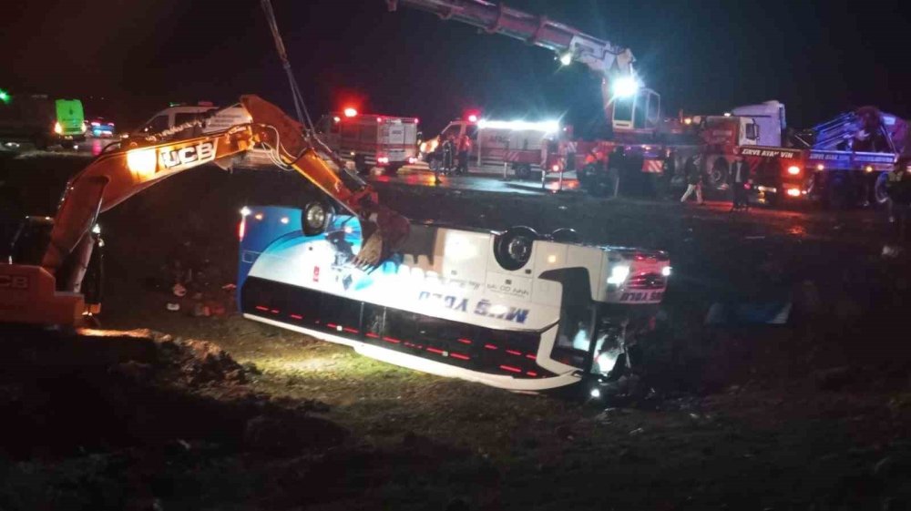 Malatya’da Yolcu Otobüsü Devrildi: 3 Ölü, Çok Sayıda Yaralı
