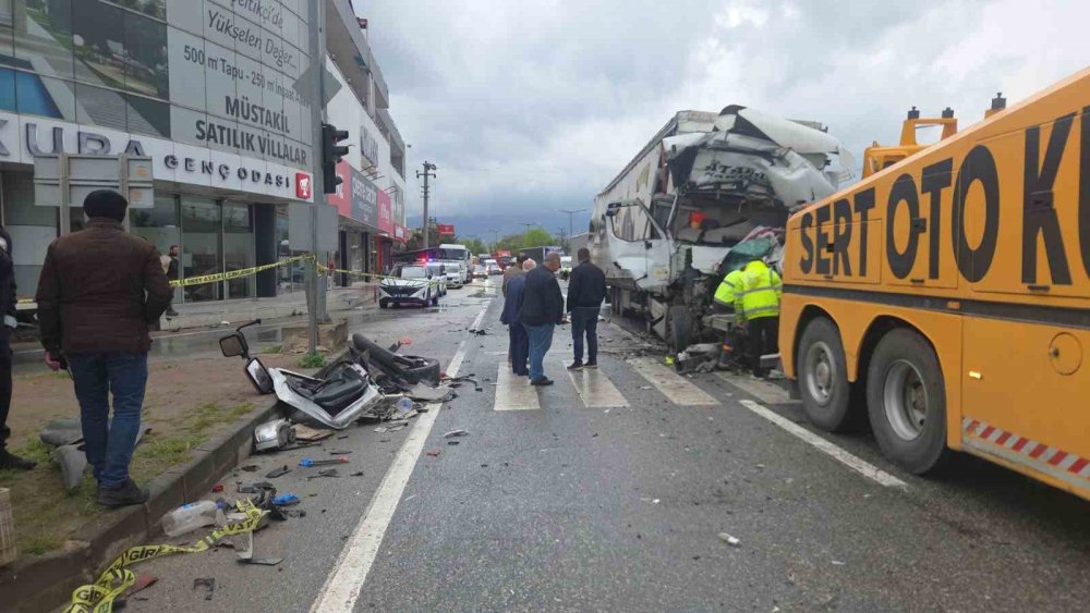 TIR Işıklarda Duran Tankere Çarptı: 1 Ölü