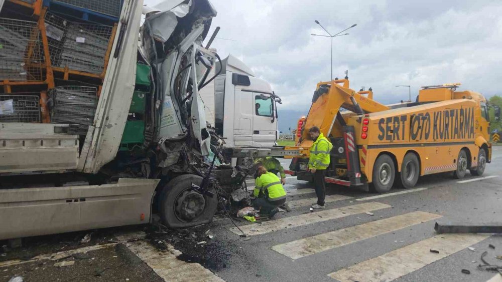 TIR Işıklarda Duran Tankere Çarptı: 1 Ölü