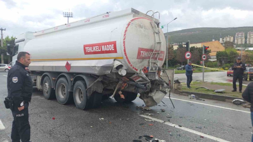 TIR Işıklarda Duran Tankere Çarptı: 1 Ölü