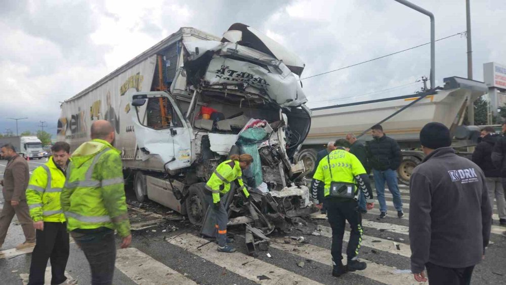 TIR Işıklarda Duran Tankere Çarptı: 1 Ölü
