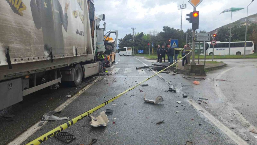 TIR Işıklarda Duran Tankere Çarptı: 1 Ölü