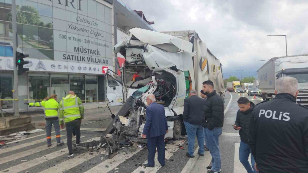 TIR Işıklarda Duran Tankere Çarptı: 1 Ölü
