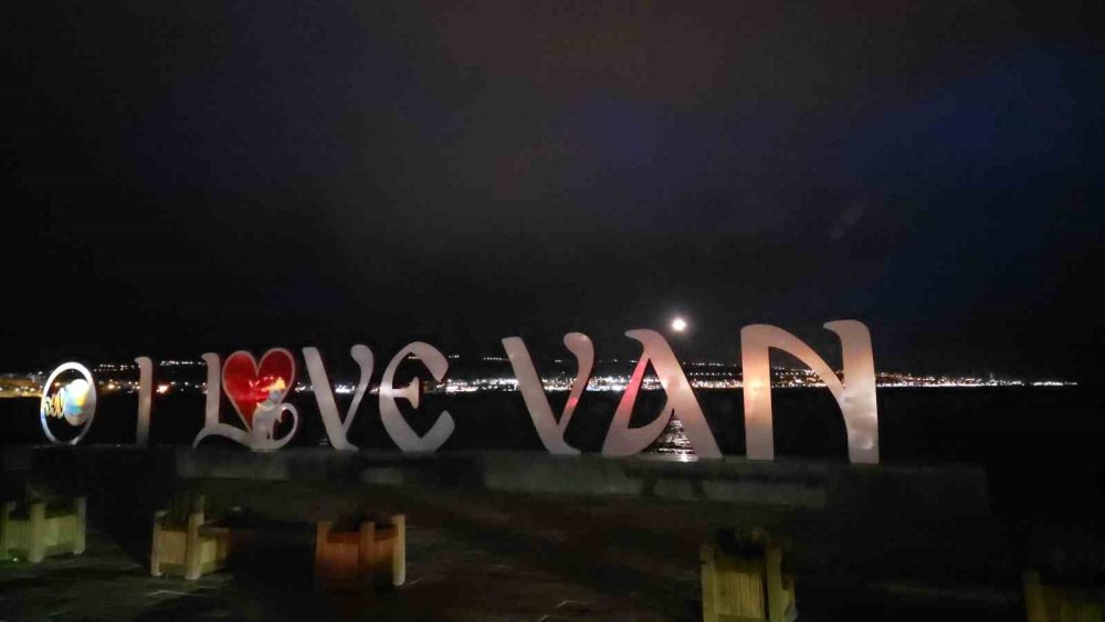 Van’da Şiddetli Rüzgar: 2 Uçak Erzurum’a Yönlendirildi