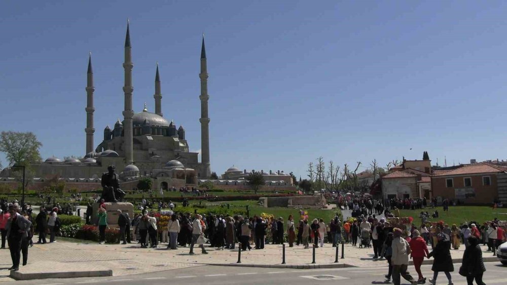 Binlerce Turist Edirne’ye Akın Etti, Selimiye Meydanı Doldu